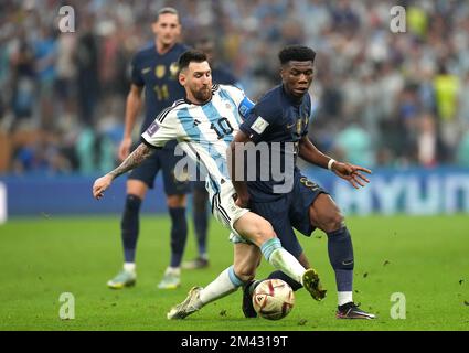 Lionel Messi en Argentine (à gauche) et Aurélien Tchouameni en France se battent pour le ballon lors de la finale de la coupe du monde de la FIFA au stade Lusail, au Qatar. Date de la photo: Dimanche 18 décembre 2022. Banque D'Images