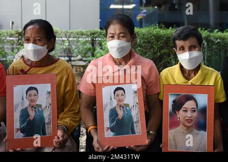 Bangkok, Thaïlande. 17th décembre 2022. Les gens tiennent une photo de son Altesse Royale la princesse Bajrakitiyabha Narendiradebyavati, à l'intérieur de l'hôpital mémorial du Roi Chulalongkorn à Bangkok, Thaïlande sur 17 décembre 2022, elle a été hospitalisée pour cause de maladie cardiaque. (Photo de Teera Noisakran/Pacific Press/Sipa USA) crédit: SIPA USA/Alay Live News Banque D'Images