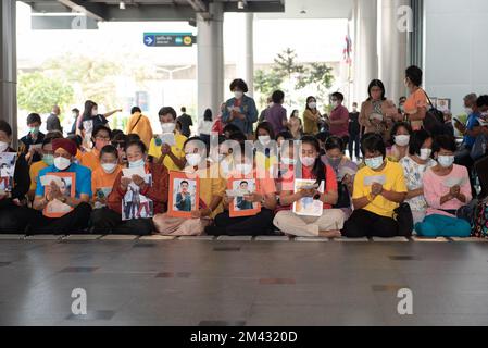 Bangkok, Thaïlande. 17th décembre 2022. Les gens tiennent une photo de son Altesse Royale la princesse Bajrakitiyabha Narendiradebyavati, à l'intérieur de l'hôpital mémorial du Roi Chulalongkorn à Bangkok, Thaïlande sur 17 décembre 2022, elle a été hospitalisée pour cause de maladie cardiaque. (Photo de Teera Noisakran/Pacific Press/Sipa USA) crédit: SIPA USA/Alay Live News Banque D'Images