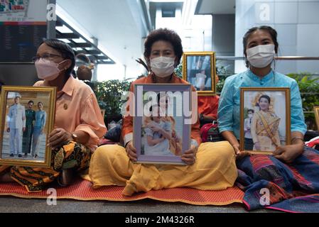 Bangkok, Thaïlande. 17th décembre 2022. Les gens tiennent une photo de son Altesse Royale la princesse Bajrakitiyabha Narendiradebyavati, à l'intérieur de l'hôpital mémorial du Roi Chulalongkorn à Bangkok, Thaïlande sur 17 décembre 2022, elle a été hospitalisée pour cause de maladie cardiaque. (Photo de Teera Noisakran/Pacific Press/Sipa USA) crédit: SIPA USA/Alay Live News Banque D'Images