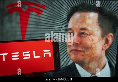 Logo Tesla vu sur mobile avec Elon Musk en arrière-plan vu dans cette photo illustration du 18 décembre 2022 à Bruxelles, Belgique. Jonathan Raa Banque D'Images