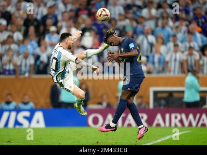 Lionel Messi (à gauche) en Argentine et Eduardo Calavinga en France se battent pour le ballon lors de la finale de la coupe du monde de la FIFA au stade Lusail, au Qatar. Date de la photo: Dimanche 18 décembre 2022. Banque D'Images