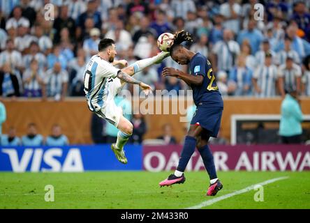 Lionel Messi (à gauche) en Argentine et Eduardo Calavinga en France se battent pour le ballon lors de la finale de la coupe du monde de la FIFA au stade Lusail, au Qatar. Date de la photo: Dimanche 18 décembre 2022. Banque D'Images