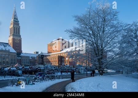 Der Rathausplatz mit dem Weihnachtmarkt die Kieler Oper und das Rathaus Banque D'Images