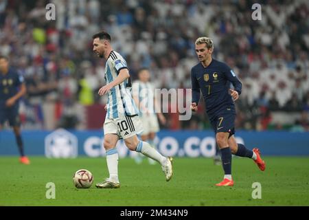 LUSAIL, QATAR - DÉCEMBRE 18 : le joueur de l'Argentine Lionel Messi contrôle le ballon lors de la coupe du monde de la FIFA Qatar 2022 final match entre l'Argentine et la France au stade Lusail sur 18 décembre 2022 à Lusail, Qatar. (Photo de Florencia Tan Jun/PxImages) Banque D'Images