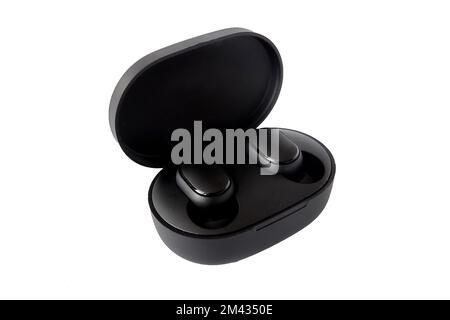 Casque sans fil isolé sur fond blanc. Gros plan. Casque dans un étui de chargement. Banque D'Images
