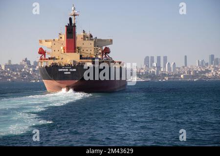 Istanbul,Turquie - 08-29-2022:le cargo passe par le Bosphore, Istanbul Banque D'Images
