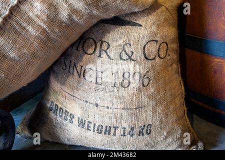 Sacs en toile de jute vintage « Sior & Co ». Vue dans la distillerie de liqueur de Curaçao à Landhuis Chobolobo, Curaçao Banque D'Images