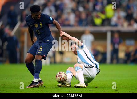 Aurélien Tchouameni en France (à gauche) et Lionel Messi en Argentine se battent pour le ballon lors de la finale de la coupe du monde de la FIFA au stade Lusail, au Qatar. Date de la photo: Dimanche 18 décembre 2022. Banque D'Images