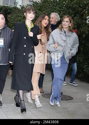 15 décembre 2022 Lily Collins, Camille Razat assister à la nouvelle saison de Netflix d'Emily à Paris, rue Centre à New York 15 décembre 2022 crédit: RW.MediaPunch Banque D'Images