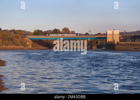 Northern Rail classe 156 train de sprinters traversant le pont Carlisle (Lancaster, rivière Lune) sur la ligne principale de la côte ouest Banque D'Images