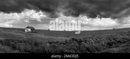 Paysage panoramique avec nuages de tempête et un bâtiment de ferme avec un panneau, “protéger ce qui est droit, chasse, pêche, piégeage” dans le comté de Barnes, ND Banque D'Images