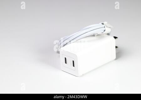 Adaptateur de chargeur blanc et câble USB blanc sur fond blanc, Nouveau chargeur et connecteur de câble pour gadgets isolés sur un blanc Banque D'Images