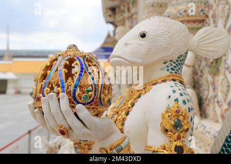 Une statue blanche de perle de la déesse mythique thaïlandaise au Wat Pariwat Ratchasongkram. Un temple avec des œuvres d'art contemporain thaïlandaises Banque D'Images