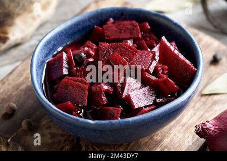 Kvass de betterave rouge dans un bol bleu - nourriture saine fermentée Banque D'Images