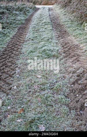 Eau gelée sur les chenilles de gros tracteurs de la ferme. Par temps froid, la vie à la ferme, l'hiver à la ferme. Banque D'Images