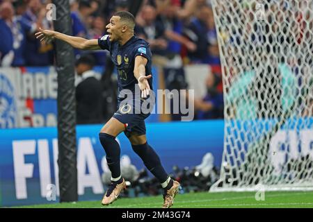 Stade emblématique de Lusail, Lusail, Qatar. 18th décembre 2022. Finale de football de la coupe du monde de la FIFA Argentine contre France ; Kylian Mbappé de France fête alors qu'il marque un coup de pied de 2nd au niveau de la pénalité à 3-3 en plus de temps crédit: Action plus Sports/Alamy Live News Banque D'Images