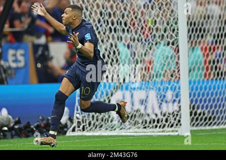 Stade emblématique de Lusail, Lusail, Qatar. 18th décembre 2022. Finale de football de la coupe du monde de la FIFA Argentine contre France ; Kylian Mbappé de France fête alors qu'il marque un coup de pied de 2nd au niveau de la pénalité à 3-3 en plus de temps crédit: Action plus Sports/Alamy Live News Banque D'Images