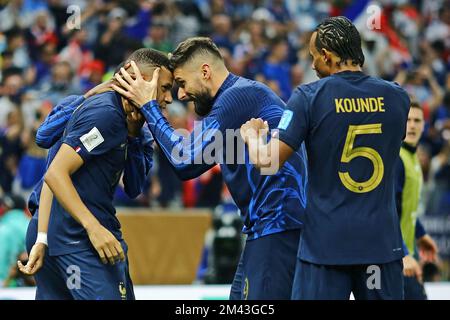 Stade emblématique de Lusail, Lusail, Qatar. 18th décembre 2022. Finale de football de la coupe du monde de la FIFA, Argentine contre France ; Kylian Mbappé célèbre son but 2nd pour 2-2 avec Olivier Giroud Credit: Action plus Sports/Alay Live News Banque D'Images