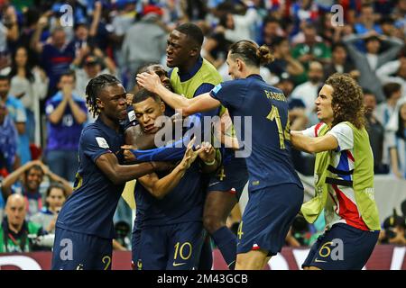 Stade emblématique de Lusail, Lusail, Qatar. 18th décembre 2022. Finale de football de la coupe du monde de la FIFA, Argentine contre France ; Kylian Mbappé célèbre son but 2nd pour 2-2 avec Marcus Thuram et Jules Koundé Credit: Action plus Sports/Alamy Live News Banque D'Images