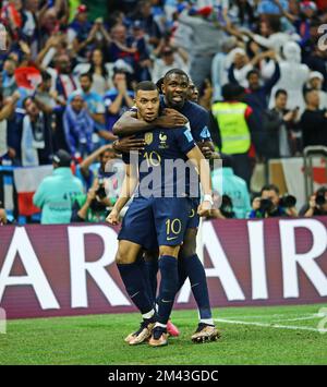 Stade emblématique de Lusail, Lusail, Qatar. 18th décembre 2022. Finale de football de la coupe du monde de la FIFA, Argentine contre France ; Kylian Mbappé célèbre son but 2nd pour 2-2 avec Marcus Thuram et Jules Koundé Credit: Action plus Sports/Alamy Live News Banque D'Images