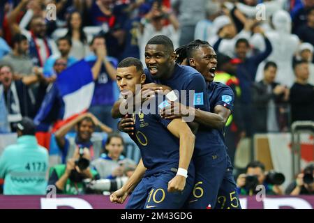 Stade emblématique de Lusail, Lusail, Qatar. 18th décembre 2022. Finale de football de la coupe du monde de la FIFA, Argentine contre France ; Kylian Mbappé célèbre son but 2nd pour 2-2 avec Marcus Thuram et Jules Koundé Credit: Action plus Sports/Alamy Live News Banque D'Images