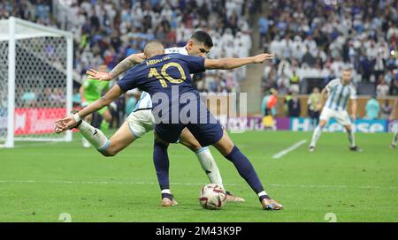 Doha, Katar. 18th décembre 2022. Firo : 12/18/2022, football, football, coupe DU MONDE de la FIFA 2022 QATAR, coupe du monde 2022 Qatar, coupe du monde 2022 Qatar, finale, finale, finale Argentine, Argentine, ARG - France . France, FRA Kylian Mbappe, Kylian Mbappé, duels crédit: dpa/Alay Live News Banque D'Images