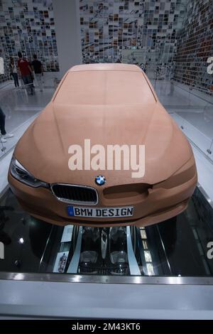 Un cliché vertical du modèle en argile BMW F30 au musée BMW de Munich, en Allemagne Banque D'Images