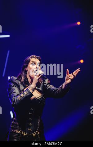 Zurich, Suisse. 16th, décembre 2022. Le groupe de Metal symphonique finlandais Nightwish donne un concert au Hallenstadion de Zurich. Ici, le chanteur Floor Jansen est vu en direct sur scène. (Crédit photo: Gonzales photo - Tilman Jentzsch). Banque D'Images