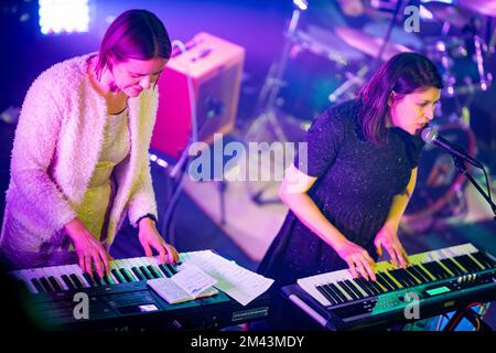 Édimbourg, Écosse. Samedi 17 décembre 2022. Le groupe écossais indépendant Ballboy est sur scène à Summerhall, où il a organisé le concert de Noel Humbug du Lost Map Record. Ballboy formé à Édimbourg en 1990s et sont Gordon McIntyre (voix/guitare), Nick Reynolds (basse), Gary Morgan (batterie) et Alexa Morrison (touches); ils ont été rejoints à ce concert par leur joueur de clavier original Katie Griffiths. Lost Map Records a réédité son premier album "Club anthems 2001" sur vinyle pour célébrer son anniversaire de 20th. Banque D'Images