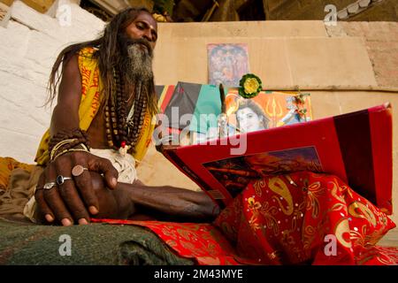 Chanting Sadhu en lisant les livres saints le matin aux Ghats Banque D'Images