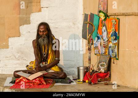 Chanting Sadhu en lisant les livres saints le matin aux Ghats Banque D'Images