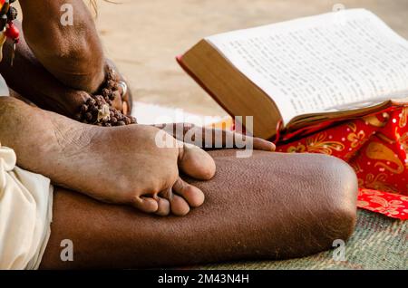 Chanting Sadhu en lisant les livres saints le matin aux Ghats Banque D'Images