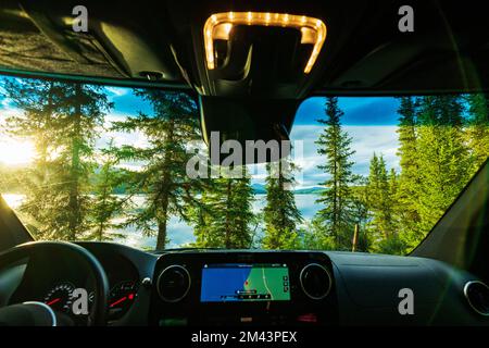 Vue du conducteur sur le lac Dease au coucher du soleil; camping-car Airstream Interstate 24X 4WD; terrain de camping Waters Edge; Colombie-Britannique; Canada Banque D'Images