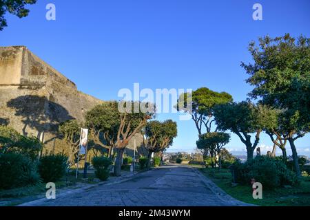 Une rue étroite le long des murs du château de Baia, Italie. Banque D'Images