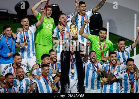 Lusail, Catar. 18th décembre 2022. Le capitaine argentin Lionel MESSI lève le trophée de la coupe du monde de la FIFA Qatar 2022 après le match entre l'Argentine et la France valide pour la finale de la coupe du monde de la FIFA 2022 tenue à l'Estadio Internacional de Lusail, AD, Qatar crédit: Rodolfo Buhrer/la Imagem/FotoArena/Alay Live News Banque D'Images