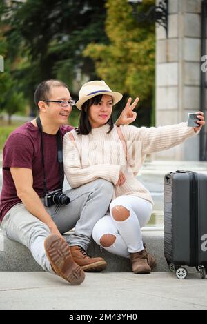 Heureux couple multiracial de touristes prenant un selfie ensemble. Banque D'Images