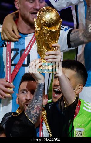 Lusail, Catar. 18th décembre 2022. Le capitaine argentin Lionel MESSI lève le trophée de la coupe du monde de la FIFA Qatar 2022 après le match entre l'Argentine et la France valide pour la finale de la coupe du monde de la FIFA 2022 tenue à l'Estadio Internacional de Lusail, AD, Qatar crédit: Rodolfo Buhrer/la Imagem/FotoArena/Alay Live News Banque D'Images