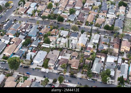 Vue aérienne des maisons plus anciennes dans la région nord-est de la vallée de San Fernando à Los Angeles, en Californie. Banque D'Images