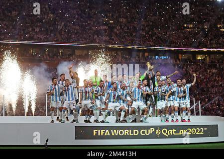 Stade emblématique de Lusail, Lusail, Qatar. 18th décembre 2022. Finale de football de la coupe du monde de la FIFA Argentine contre France ; les joueurs de l'Argentine sur le podium pour célébrer la victoire de la coupe du monde 2022 dans un tir de pénalité 4-2 Credit: Action plus Sports/Alay Live News Banque D'Images