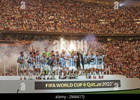 Stade emblématique de Lusail, Lusail, Qatar. 18th décembre 2022. Finale de football de la coupe du monde de la FIFA Argentine contre France ; les joueurs de l'Argentine sur le podium pour célébrer la victoire de la coupe du monde 2022 dans un tir de pénalité 4-2 Credit: Action plus Sports/Alay Live News Banque D'Images
