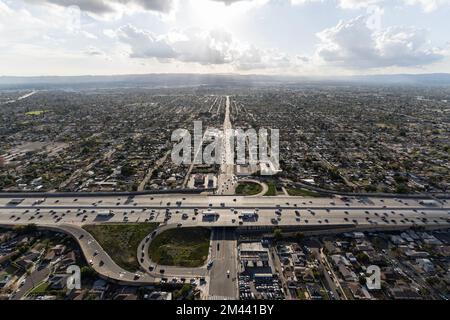 Vue aérienne d'Osborne Street et de l'autoroute Interstate 5 dans le quartier Arleta de la vallée de San Fernando à Los Angeles en Californie. Banque D'Images