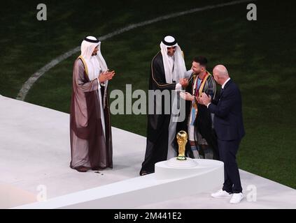 Ludaier, Qatar. 18th décembre 2022. Lionel Messi (2nd R) d'Argentine reçoit une robe d'Emir du Qatar, le cheikh Tamim bin Hamad Al Thani et le président de la FIFA, Gianni Infantino, avant de recevoir le trophée coupe du monde lors de la cérémonie de remise de la coupe du monde de la FIFA 2022 au stade Lusail, à Lusail, Qatar, le 18 décembre 2022. Credit: Xu Zijian/Xinhua/Alamy Live News/Alamy Live News Banque D'Images