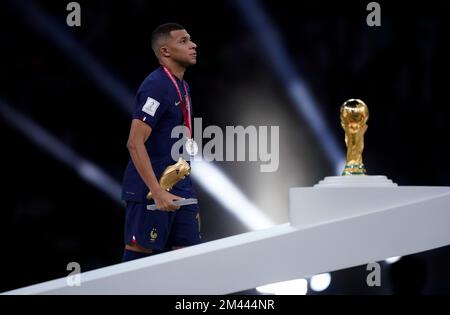 Vainqueur du Golden Boot, Kylian Mbappe, en France, est battu lorsqu'il passe devant le Trophée de la coupe du monde de la FIFA, après avoir subi une défaite en Argentine lors de la finale de la coupe du monde de la FIFA au stade Lusail, au Qatar. Date de la photo: Dimanche 18 décembre 2022. Banque D'Images