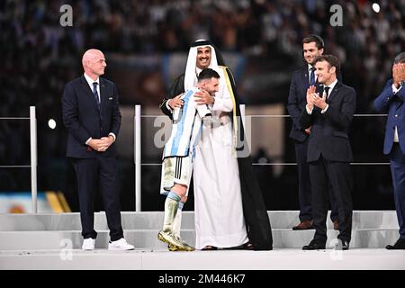 Doha, Qatar sur 18 décembre 2022. Lionel Messi (10) d'Argentine est vu sur scène pour accepter le trophée de la coupe du monde après leur victoire sur la France à la fin du match final de la coupe du monde de la FIFA 2022 entre l'Argentine et la France au stade Lusail à Lusail City, Qatar sur 18 décembre 2022. L'Argentine a battu la France après une fusillade de pénalité pour gagner la coupe du monde de la FIFA photo par David Niviere/ABACAPRESS.COM Banque D'Images