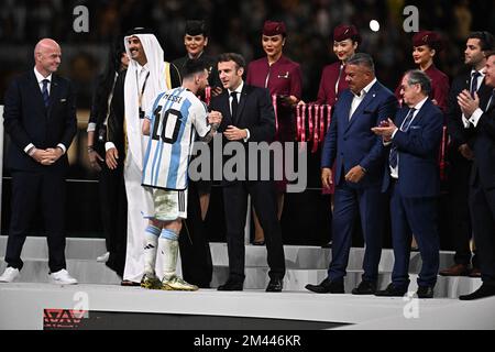 Doha, Qatar sur 18 décembre 2022. L'avant-projet argentin (10) Lionel Messi se met entre les mains du président français Emmanuel Macron après avoir reçu le Golden ball Award pour le meilleur joueur de l'émir Sheikh Tamim bin Hamad al-Thani (L) du Qatar lors de la cérémonie des trophées à la fin du match de football final de la coupe du monde du Qatar 2022 entre l'Argentine et La France au stade Lusail à Lusail, au nord de Doha, au Qatar, sur 18 décembre 2022. Photo de David Niviere/ABACAPRESS.COM Banque D'Images