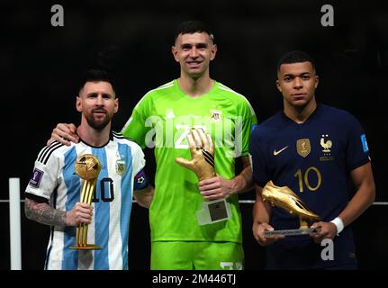 Lionel Messi en Argentine, ballon d'or, gardien de but Emiliano Martinez, gant d'or, et Kylian Mbappe en France, botte d'or (gauche-droite) posent avec leurs prix après la finale de la coupe du monde de la FIFA au stade Lusail, Qatar. Date de la photo: Dimanche 18 décembre 2022. Banque D'Images