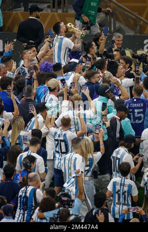 Lusail, Catar. 18th décembre 2022. Le capitaine argentin Lionel MESSI lève le trophée de la coupe du monde de la FIFA 2022 Qatar pendant le match entre l'Argentine et la France, valable pour la finale de la coupe du monde de la FIFA 2022 tenue au stade international de Lusail, AD, Qatar crédit: Rodolfo Buhrer/la Imagem/FotoArena/Alay Live News Banque D'Images