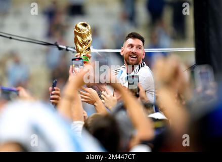 Le capitaine argentin Lionel Messi célèbre le trophée de la coupe du monde de la FIFA après la victoire sur la France lors du match final de la coupe du monde de la FIFA au stade Lusail à Lusail, au Qatar. Date de la photo: Dimanche 18 décembre 2022. Banque D'Images