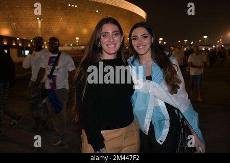 Doha, Qatar sur 18 décembre 2022. Les fans argentins devant le stade Lusail, pendant les feux d'artifice après la coupe du monde de la FIFA, Qatar 2022 final match entre l'Argentine et la France au stade Lusail sur 18 décembre 2022 à Lusail City, Qatar. Photo par Ammar Abd Rabbo/ABACAPRESS.COM crédit: Abaca Press/Alay Live News Banque D'Images